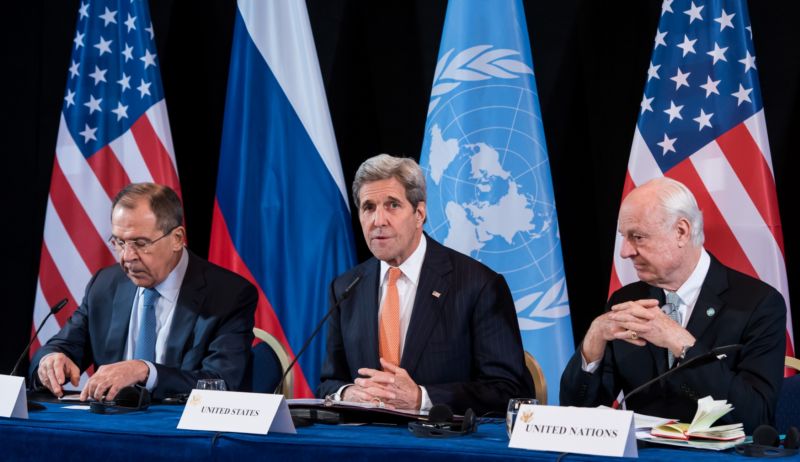 Mezinárodní jednání o Sýrii v Mnichově. Zleva šéf ruské diplomacie Sergej Lavrov, americký ministr zahraničí John Kerry a Staffan de Mistura. Mezinárodní jednání o Sýrii v Mnichově. Zleva šéf ruské diplomacie Sergej Lavrov, americký ministr zahraničí John Kerry a Staffan de Mistura.