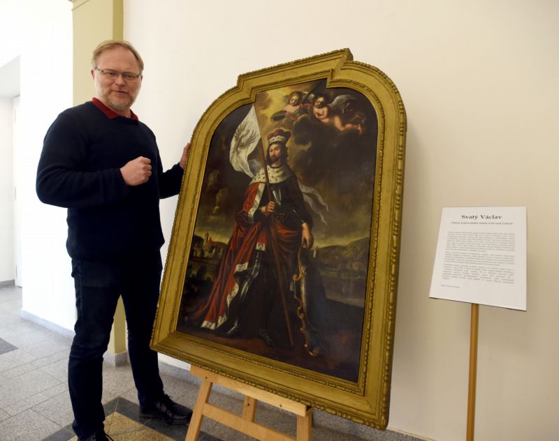 Ústečané mohou nyní výjimečně vidět svého patrona na obraze, vedle kterého stojí ředitel ústeckého muzea Václav Houfek.