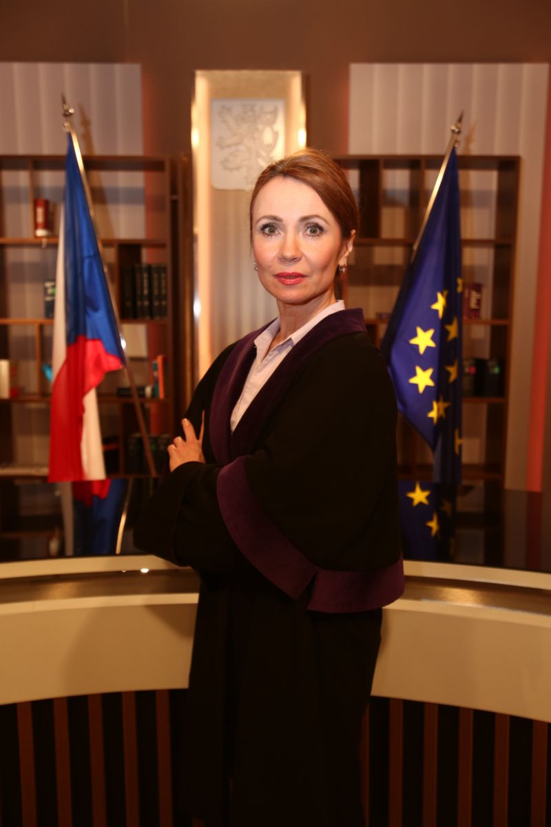 Soudkyně Barbara řeší případ podivné závěti. Jasno do celého problému vnese až výpověď souseda... Soudkyně Barbara řeší případ podivné závěti. Jasno do celého problému vnese až výpověď souseda...