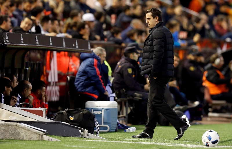 Gary Neville se ve Valencii zatím trápí.