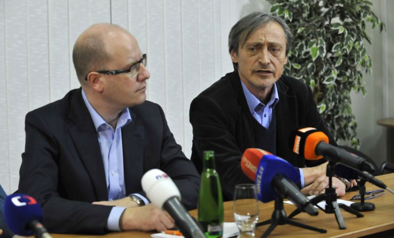 Premiér Bohuslav Sobotka a ministr obrany Martin Stropnický by měli podle KSČM podat demisi a opustit vládu.