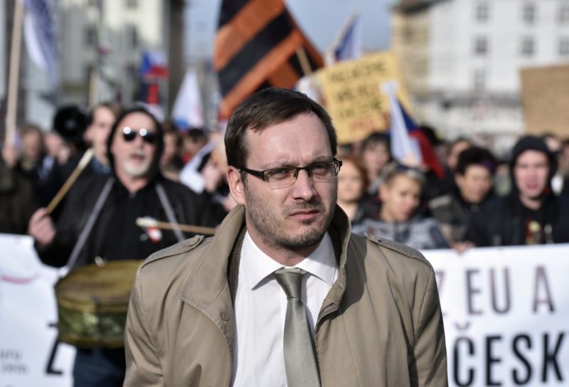 Společný protest politických stran a hnutí proti protinárodní politice vlády, ilegální imigraci a omezování demokratických svobod na Vítězném náměstí v Praze. Na snímku je předseda Národní demokracie Adam B. Bartoš.