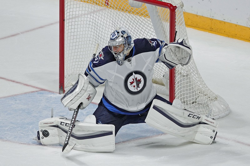 Gólman Ondřej Pavelec.
