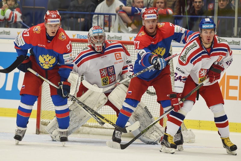 Hokejové utkání seriálu Euro Hockey Tour: ČR - Rusko, 13. února v Ostravě. Zleva Maxim Karpov z Ruska, Dominik Furch z Česka, Sergej Šumakov z Ruska a Petr Zámorský z Česka.
