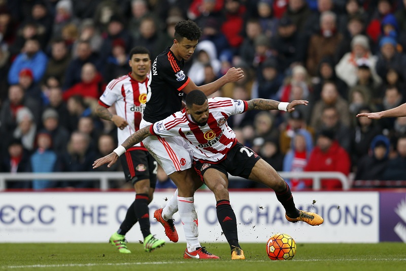 Fotbalisté Sunderlandu porazili i díky povedenému výkonu zimních posil v 26. kole anglické ligy Manchester United 2:1.