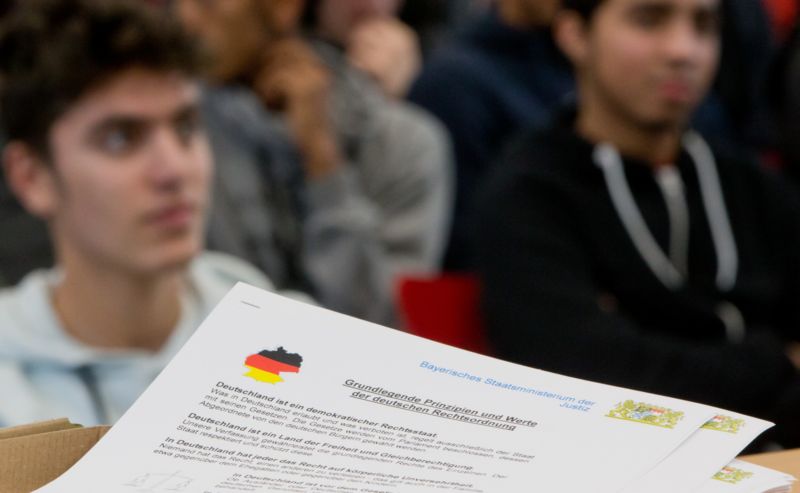 Prostřednictvím projektu s názvem Právní vzdělání pro uprchlíky na odborné škole v Ansbachu v Německu má německá spolková země Bavorsko v úmyslu předat základy německého právního řádu uprchlíkům. Prostřednictvím projektu s názvem Právní vzdělání pro uprchlíky na odborné škole v Ansbachu v Německu má německá spolková země Bavorsko v úmyslu předat základy německého právního řádu uprchlíkům.