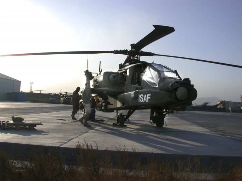 Bitevní vrtulník AH-64 Apache vybaven kombinovanou výzbrojí, z kanónu ráže 30 mm a řízenými raketami Hellfire. Bitevní vrtulník AH-64 Apache vybaven kombinovanou výzbrojí, z kanónu ráže 30 mm a řízenými raketami Hellfire.