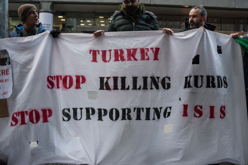 Demonstranti apelují na Turky: Stop zabíjení Kurdů. Stop podporování ISIS. Demonstranti apelují na Turky: Stop zabíjení Kurdů. Stop podporování ISIS.