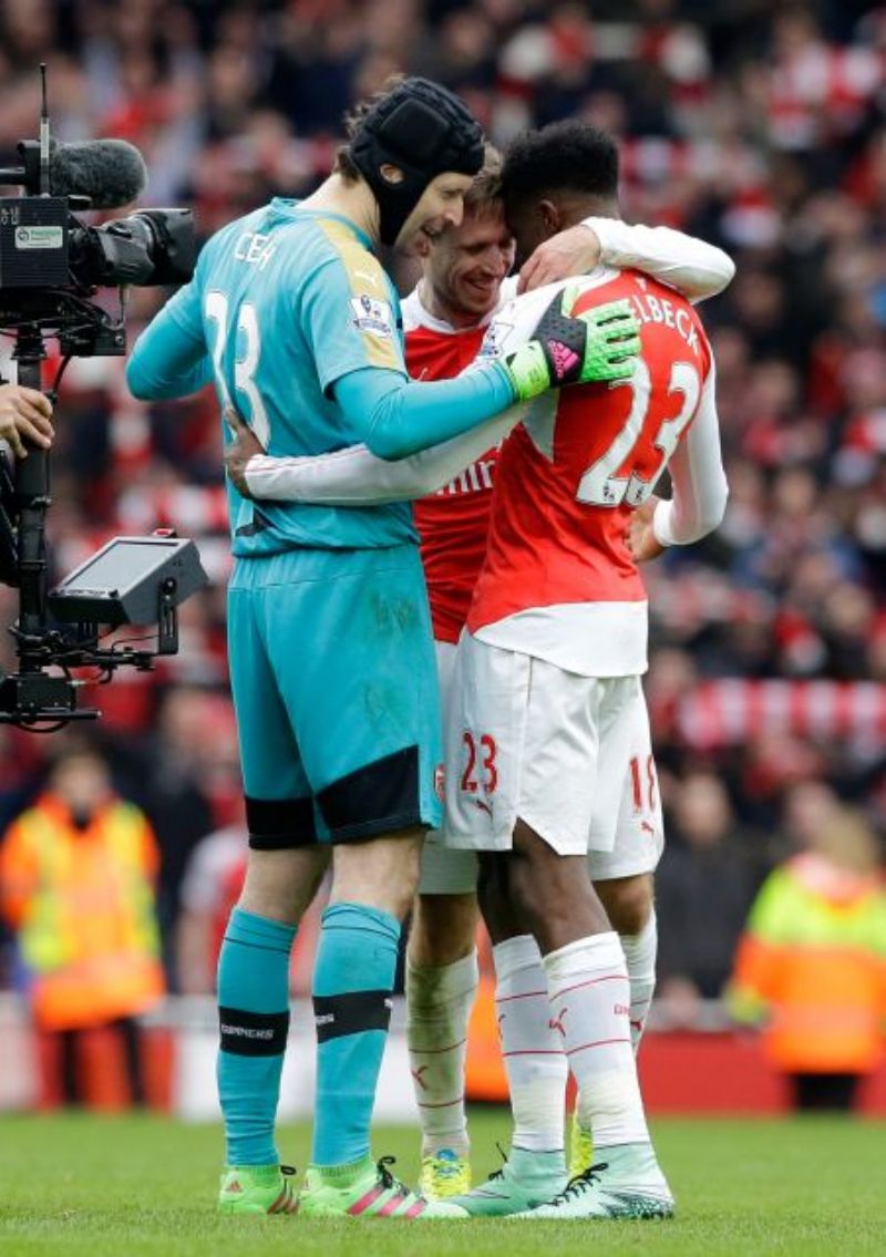Petr Čech slaví se spoluhráči. 
