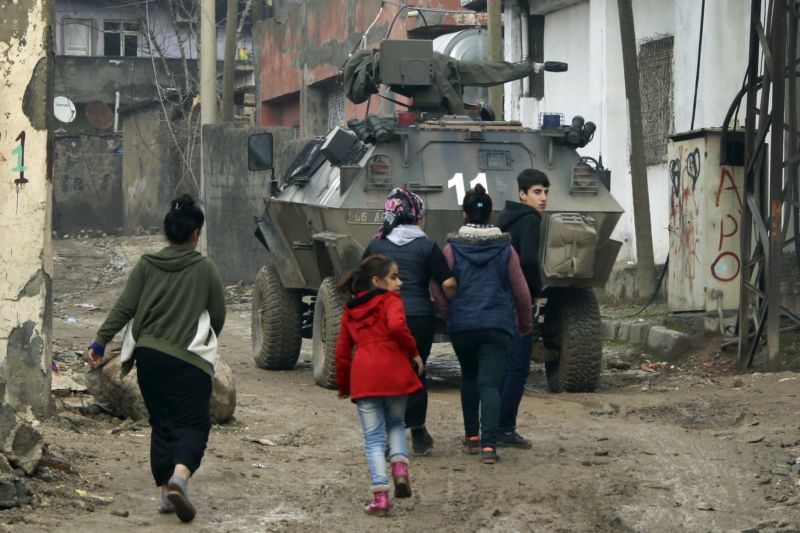 Turecký obrněný transportér v jihovýchodním tureckém městě Silopi, obývaném z největší části kurdskými obyvateli.