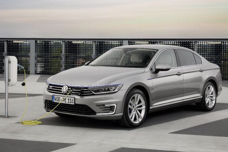 Passat GTE ujede čistě na elektrický pohon 50 kilometrů.