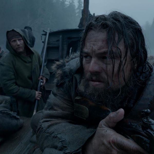 Hluboko v americké divočině zůstává lovec Hugh Glass sám, těžce zraněn a opuštěn mužem z jeho vlastní skupiny, proradným Johnem Fitzgeraldem. Jedinou zbraní mu je vlastní vůle. Díky ní překoná Glass nepřátelskou krajinu, brutální zimu a bojovné kmeny, to vše v neúnavné snaze přežít a pomstít se Fitzgeraldovi. Hluboko v americké divočině zůstává lovec Hugh Glass sám, těžce zraněn a opuštěn mužem z jeho vlastní skupiny, proradným Johnem Fitzgeraldem. Jedinou zbraní mu je vlastní vůle. Díky ní překoná Glass nepřátelskou krajinu, brutální zimu a bojovné kmeny, to vše v neúnavné snaze přežít a pomstít se Fitzgeraldovi.