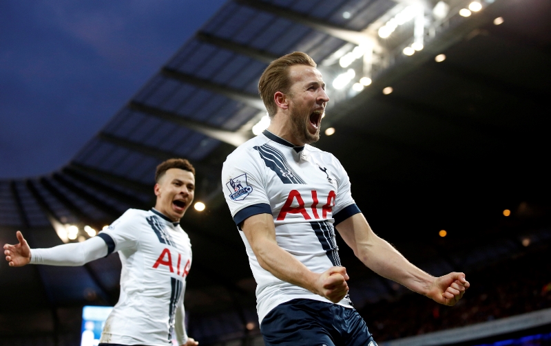 Dele Alli (vlevo) a Harry Kane oslavují gól do sítě Manchesteru City.