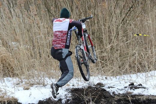 Cyklista překonává jednu z překážek.