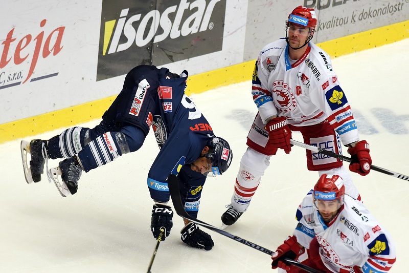 Utkání 19. kola hokejové extraligy: HC Oceláři Třinec - Bílí Tygři Liberec, 15. listopadu v Třinci. Zleva Petr Jelínek z Liberce, Rostislav Klesla a Zbyněk Irgl z Třince.