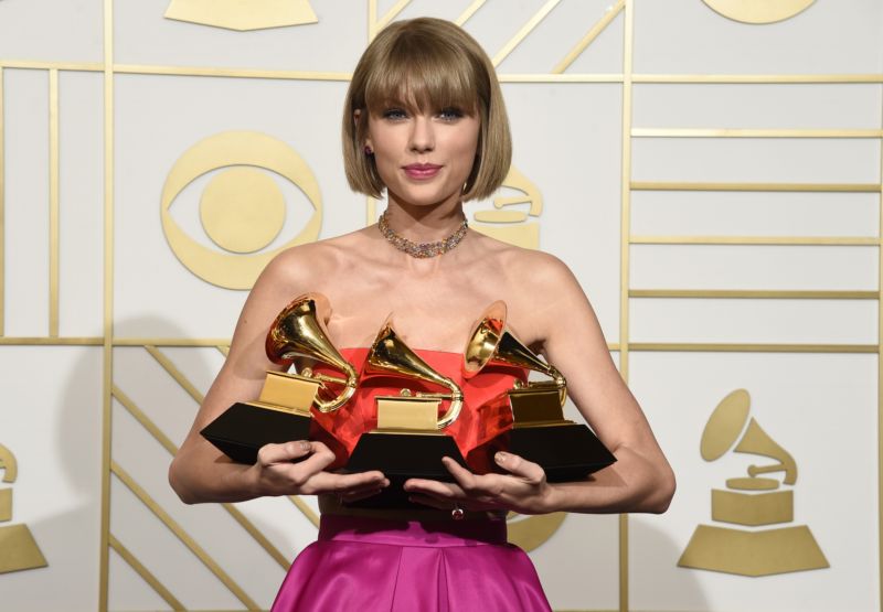 Taylor Swift se svými cenami za album s názvem 1989. 
