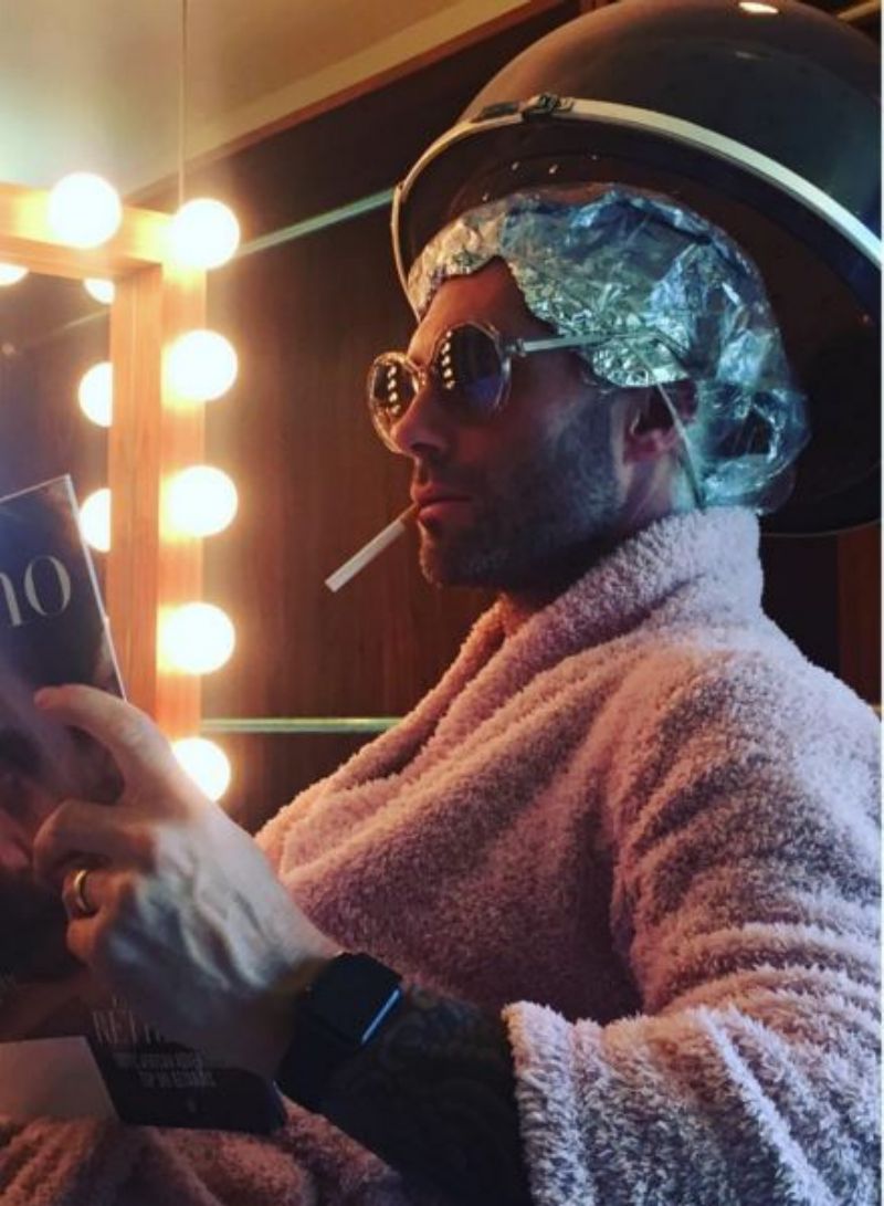 Adam Levine při zkrášlovací proceduře. 