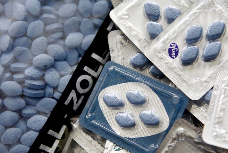 Muž možná bude muset přísahat na bibli, že viagru užije jen při pohlavním styku s manželkou. Muž možná bude muset přísahat na bibli, že viagru užije jen při pohlavním styku s manželkou.