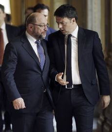 Předseda evropského parlamentu Martin Schultz (vlevo).