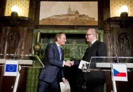 Předseda Evropské rady Donald Tusk (vlevo) v pražské Kramářově vile na tiskové konferenci s českým premiérem Bohuslavem Sobotkou.