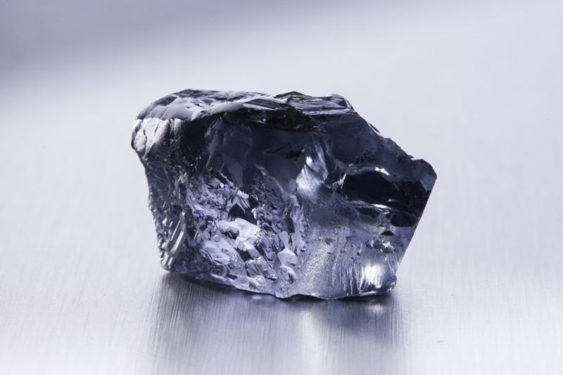 Donedávna největší nalezený diamant Cullinan byl rozdělen na devět kusů, z nichž některé jsou k vidění v Londýnském Toweru. Donedávna největší nalezený diamant Cullinan byl rozdělen na devět kusů, z nichž některé jsou k vidění v Londýnském Toweru.