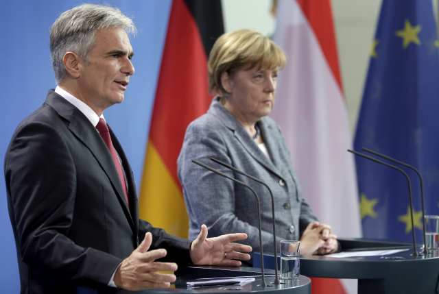 Faymann stejně jako Merkelová na počátku krize uplatňovali vstřícnou politiku vůči migrantům.