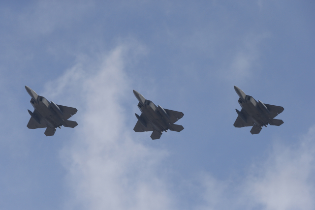 Americké stíhací letouny F-22.