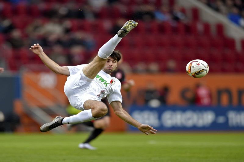Fotbalista Augsburgu Jan Morávek. 