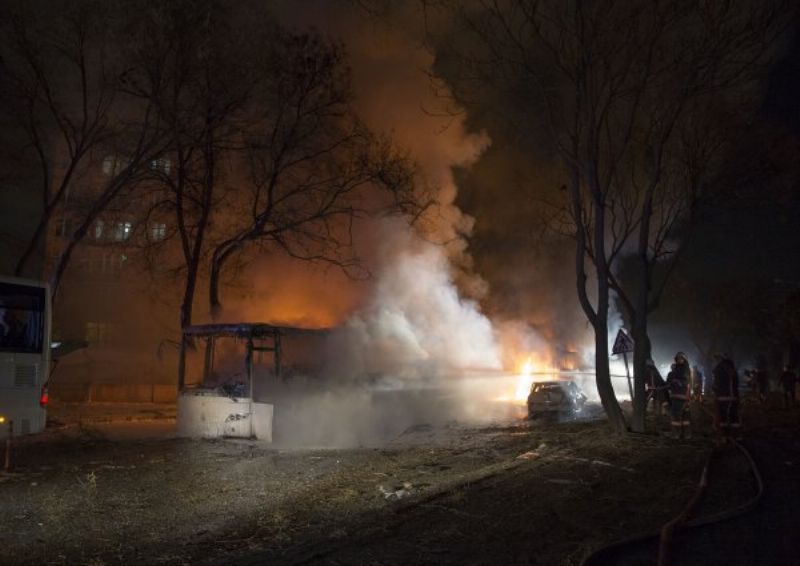 Zásah hasičů po výbuchu v turecké metropoli.