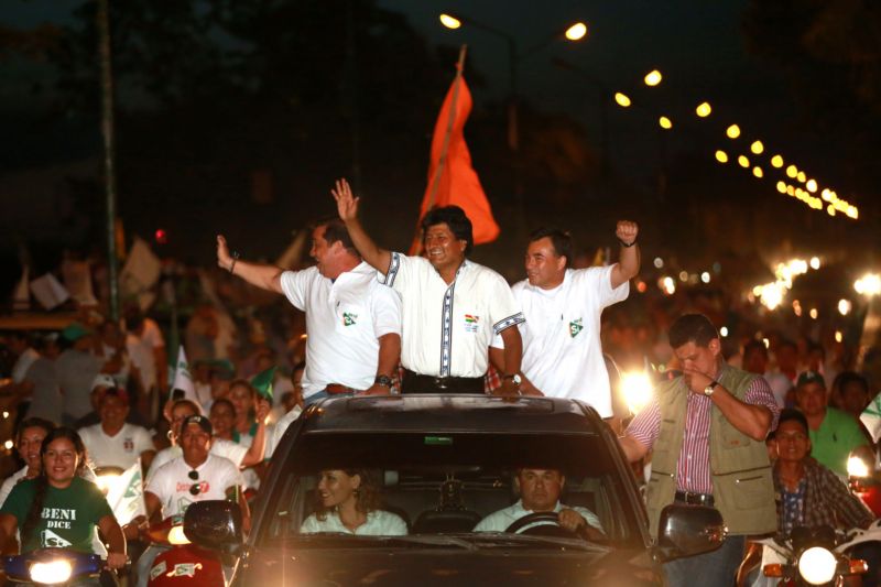 Prezident Evo Morales (uprostřed), kvůli kterému bude Bolívie možná měnit ústavu. Prezident Evo Morales (uprostřed), kvůli kterému bude Bolívie možná měnit ústavu.