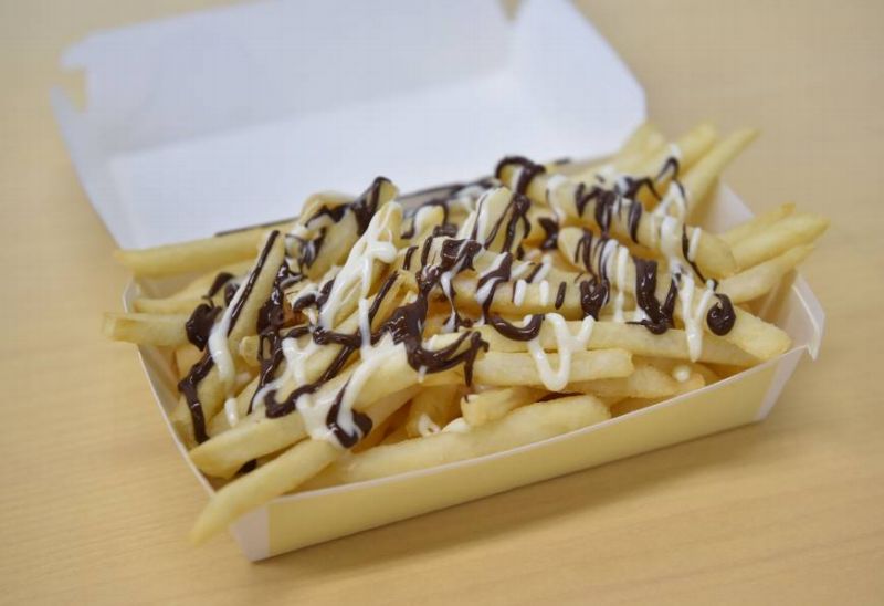 McDonald's v Japonsku začal nabízet hranolky s čokoládovou polevou.