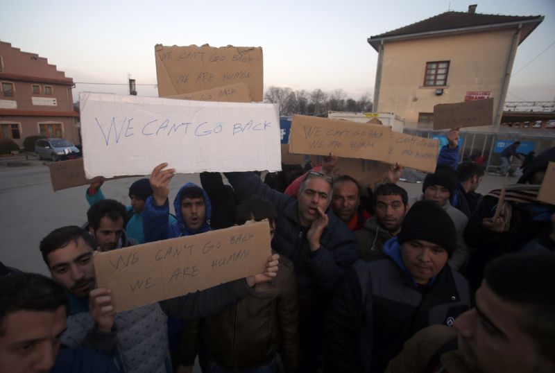 Protestující migranti, kteří byli posláni z Chorvatska zpět do Srbska.
