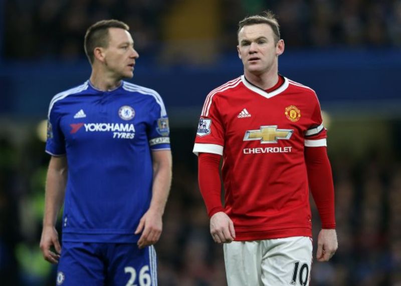 Wayne Rooney z Manchesteru United (vpravo) a John Terry z Chelsea