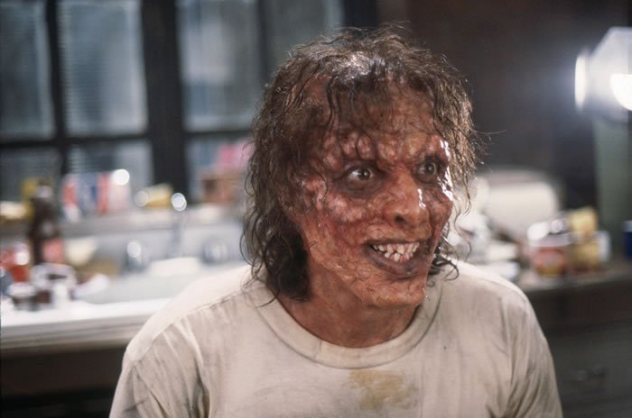 Snímek z filmu Moucha (1986) pojednává o ambiciózním vědci, který se v zájmu vědy stane obětí svých vlastních pokusů.