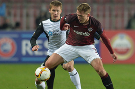 Sparťan Lukáš Juliš v souboji s Vitalijem Kalešinem z Krasnodaru.