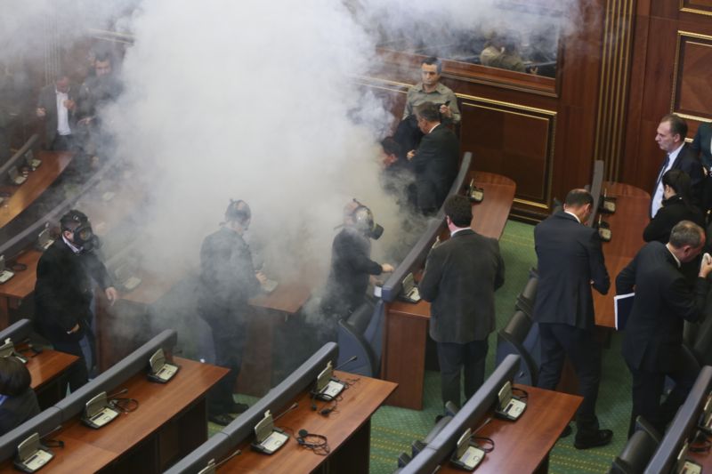 Kosovští opoziční poslanci znovu přerušili jednání parlamentu slzným plynem.