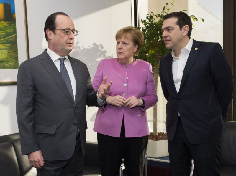 Zleva François Hollande, Angela Merkelová a Alexis Tsipras na summitu EU.
