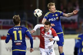 Utkání 18. kola první fotbalové ligy: FC Vysočina Jihlava - SK Slavia Praha, 19. února v Jihlavě. Zleva jihlavský záložník Lukáš Vaculík, útočník Slavie Muris Mešanovič a obránce Lukáš Kryštůfek.