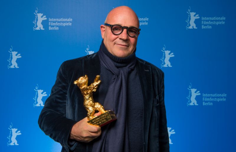 Režisér vítězného snímku Gianfranco Rosi se svým Zlatým medvědem.