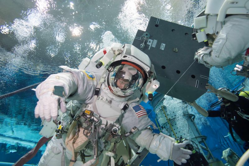 Trénink kosmonautů NASA v simulátoru pod vodou. Trénink kosmonautů NASA v simulátoru pod vodou.