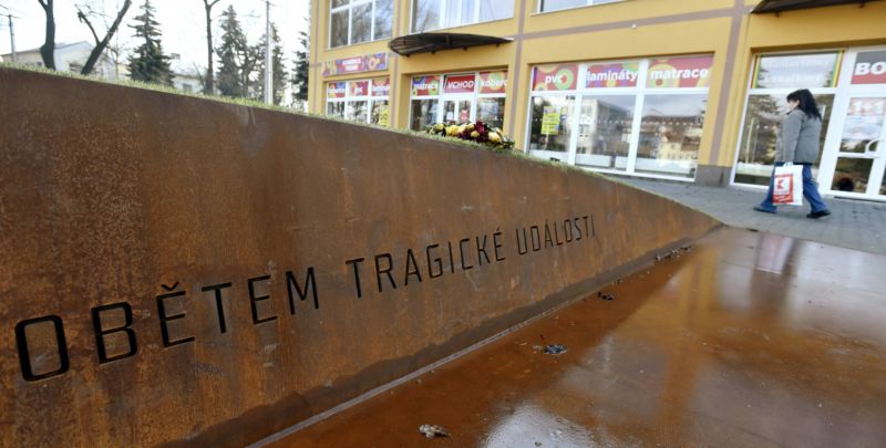 Pomník obětem před budovou, v jejímž prvním patře se restaurace nacházela. Pomník obětem před budovou, v jejímž prvním patře se restaurace nacházela.