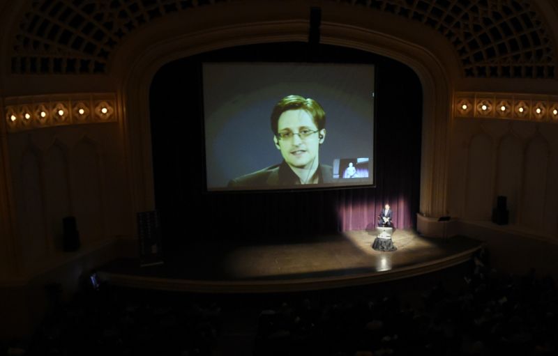 Snowden komunikuje "na dálku". Snowden komunikuje "na dálku".
