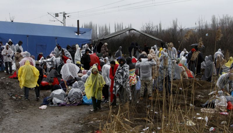 Afghánští uprchlíci nevpuštění přes hranici do Srbska v makedonském tranzitním centru.