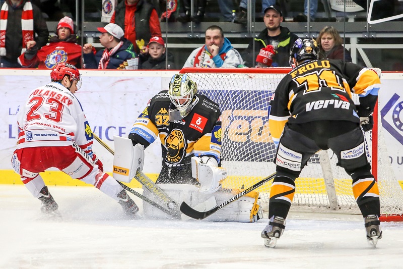 Utkání 47. kola hokejové extraligy: HC Oceláři Třinec - HC Verva Litvínov, 21. února v Třinci. Zleva Jiří Polanský z Třince a brankář Jaroslav Janus a Tomáš Frolo z Litvínova.