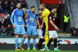 Milan Baroš (druhý zleva) se rozčiluje. Zápas se Spartou mu nevyšel. Po dvou žlutých ho nedohrál a jeho Boleslav navíc ztratila všechny body.