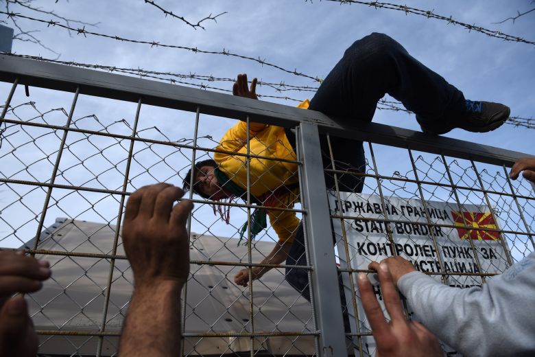 Migrant na řecko-makedonské hranici. 