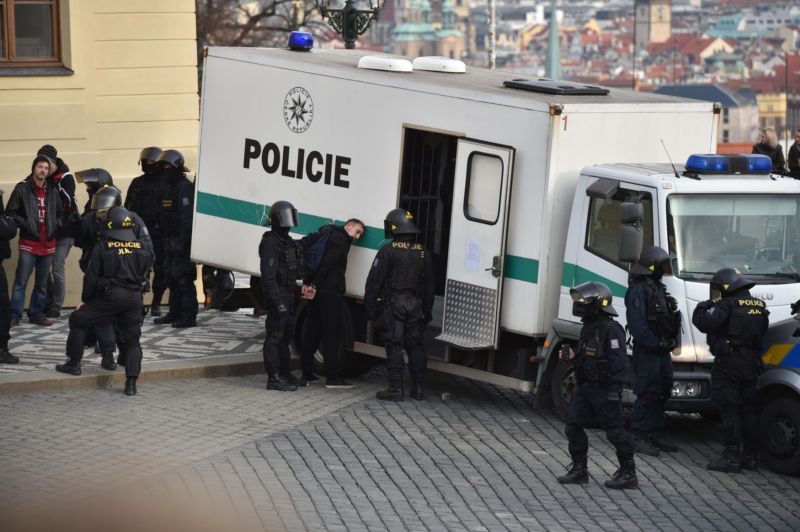 Při incidentu v Thunovské ulici maskovaní výtržníci napadli průvod levicových aktivistů.