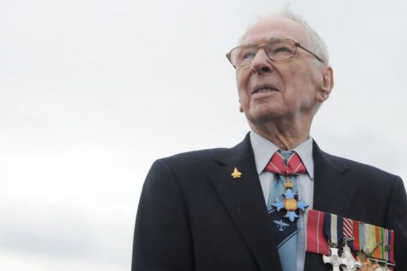 Britský pilot Eric "Winkle" Brown zemřel v 97 letech. Britský pilot Eric "Winkle" Brown zemřel v 97 letech.