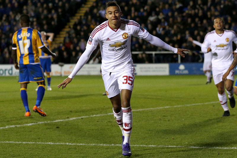 Jesse Lingard slaví vstřelený gól v utkání FA Cupu.