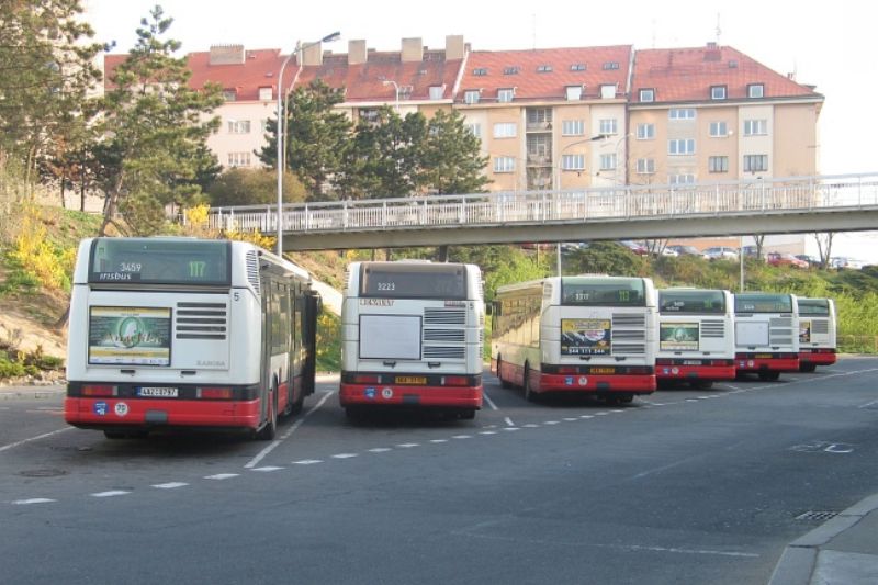 Na Chodově zemřel muž pádem pod autobus.